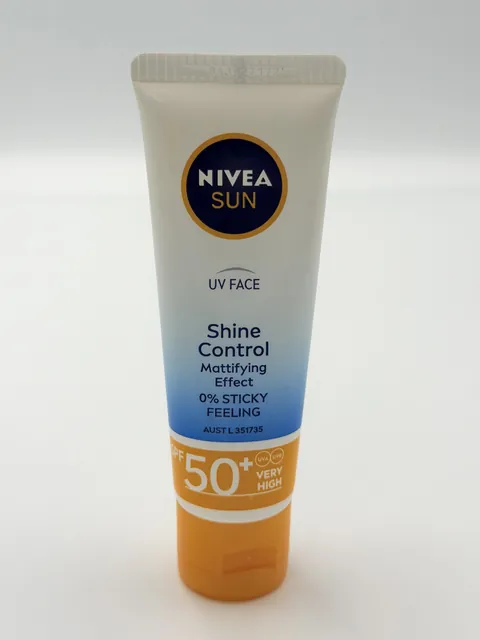 NIVEA SUN- Shine control mattifying effect 50+